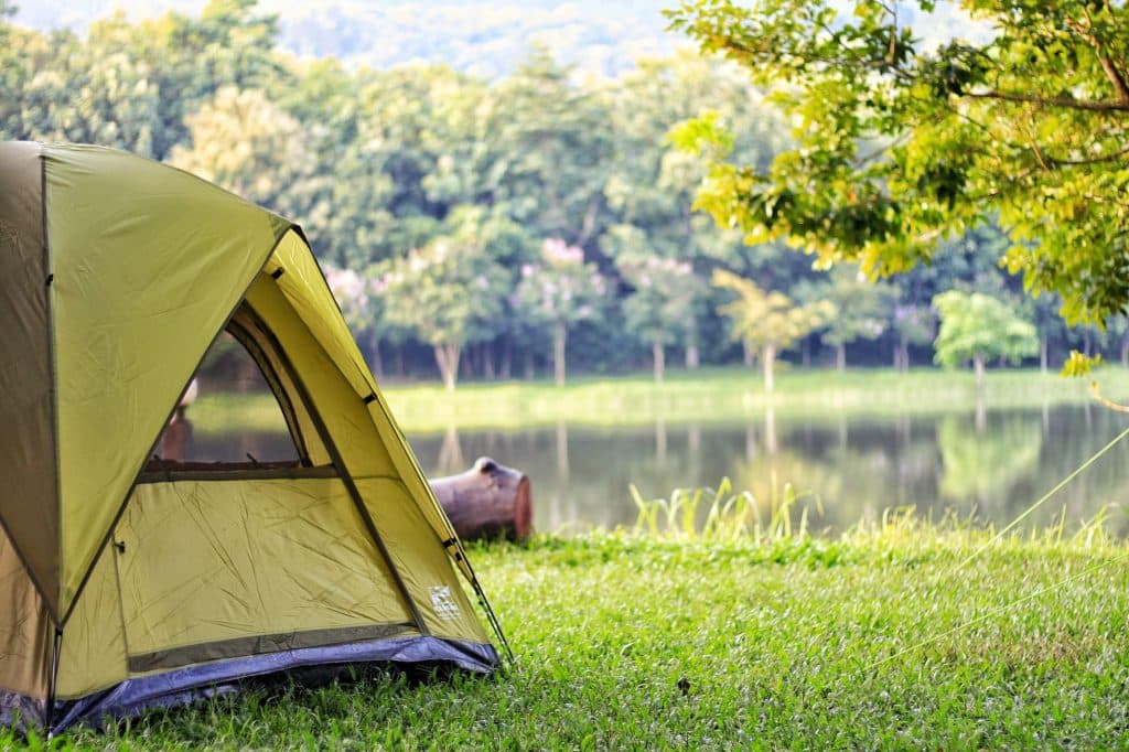 camping bord de riviere Auvergne Rhone Alpes tentes